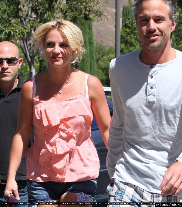 Бритни и Джейсон на шоппинге в Калабасасе85.jpg(Бритни Спирс, Britney Spears)