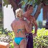 Бритни и Джейсон на территории отеля Oceanfront Resort