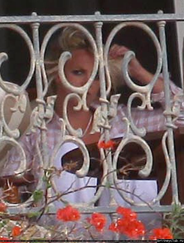 Бритни и Джейсон отдыхают на балконе отеля09.jpg(Бритни Спирс, Britney Spears)