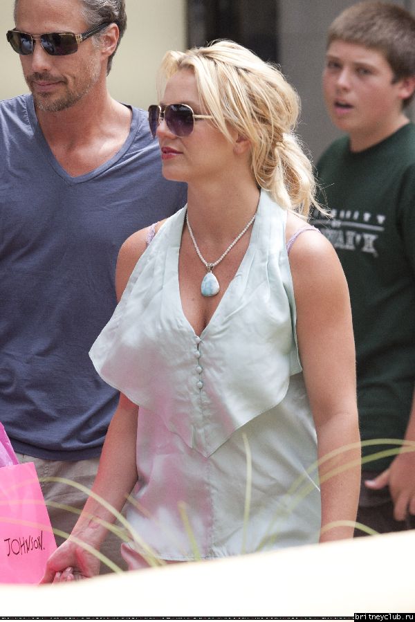 Бритни и Джейсон делают покупки на Гавайях27.jpg(Бритни Спирс, Britney Spears)