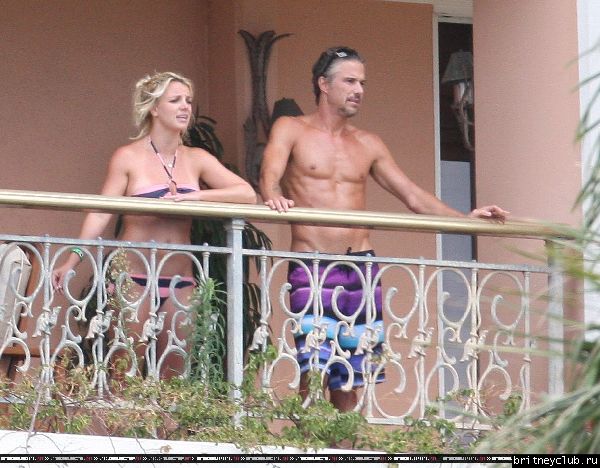 Бритни и Джейсон проводят время на балконе отеля23.jpg(Бритни Спирс, Britney Spears)