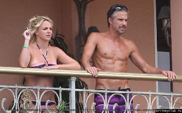 Бритни и Джейсон проводят время на балконе отеля25.jpg(Бритни Спирс, Britney Spears)