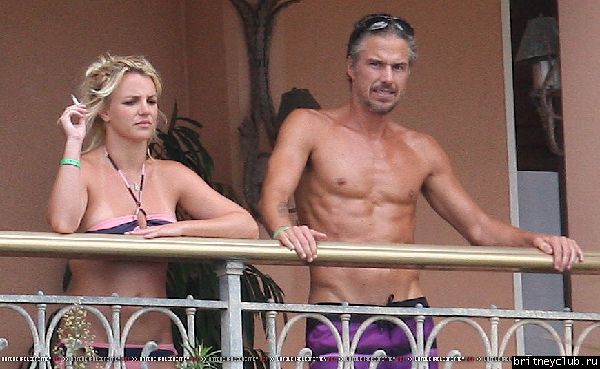 Бритни и Джейсон проводят время на балконе отеля37.jpg(Бритни Спирс, Britney Spears)