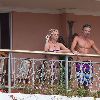 Бритни и Джейсон проводят время на балконе отеля