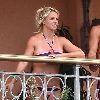 Бритни и Джейсон проводят время на балконе отеля