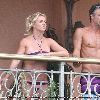 Бритни и Джейсон проводят время на балконе отеля