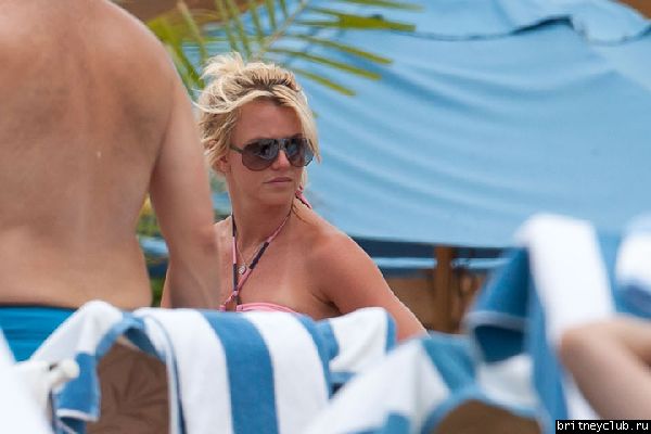 Бритни и Джейсон отдыхают у бассеина01.jpg(Бритни Спирс, Britney Spears)