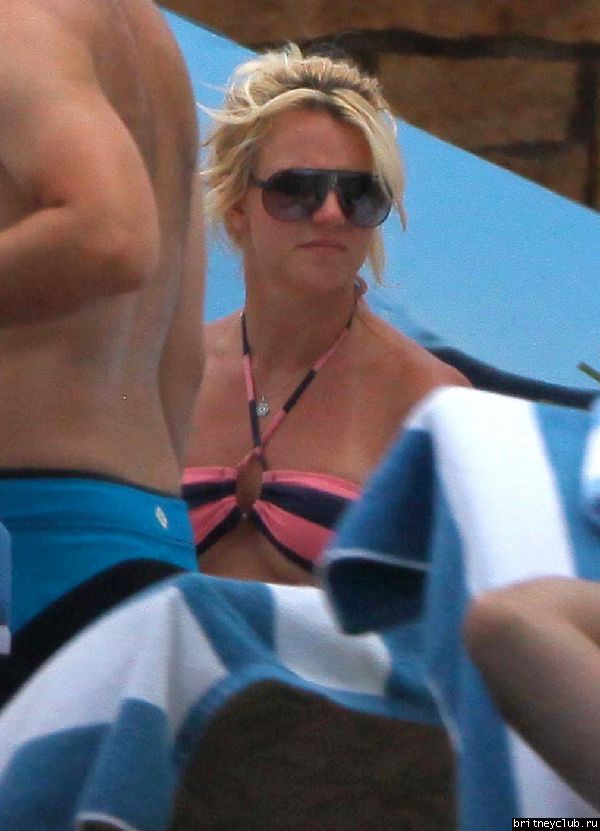 Бритни и Джейсон отдыхают у бассеина05.jpg(Бритни Спирс, Britney Spears)