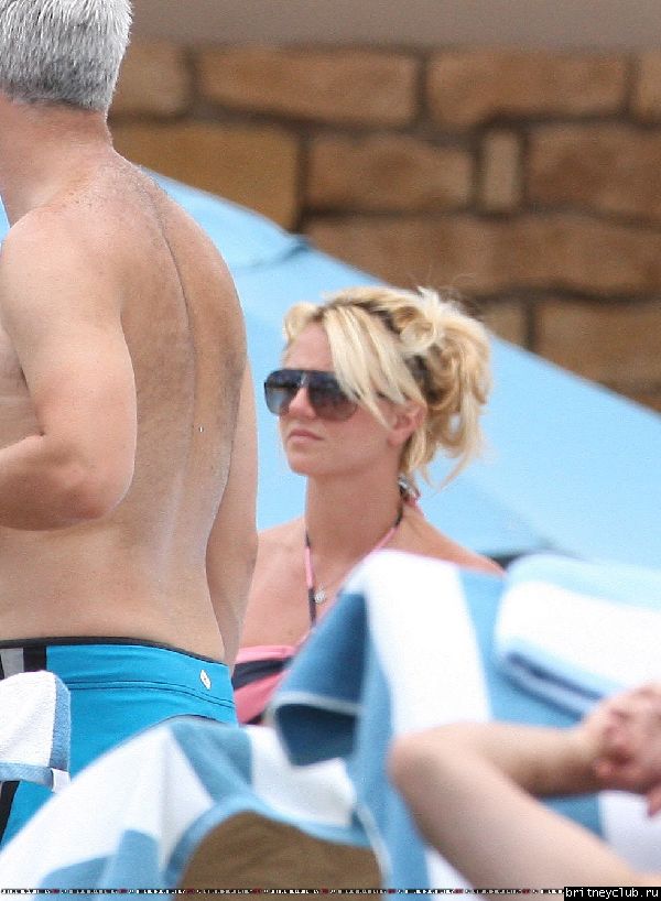 Бритни и Джейсон отдыхают у бассеина08.jpg(Бритни Спирс, Britney Spears)
