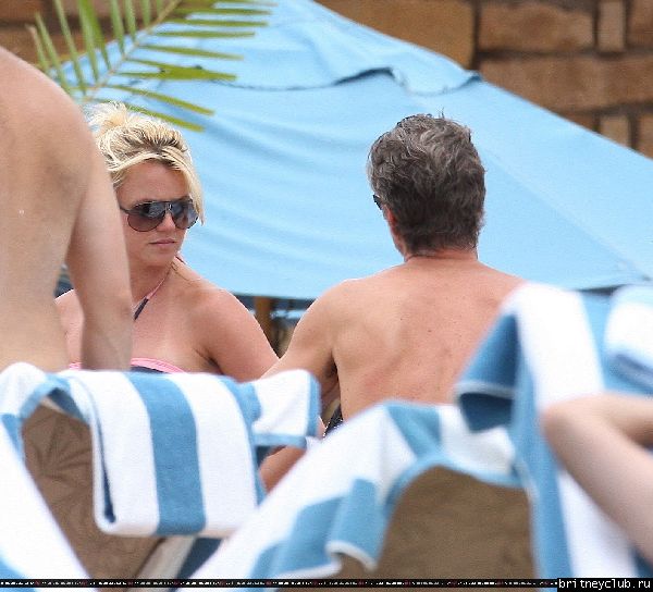 Бритни и Джейсон отдыхают у бассеина09.jpg(Бритни Спирс, Britney Spears)