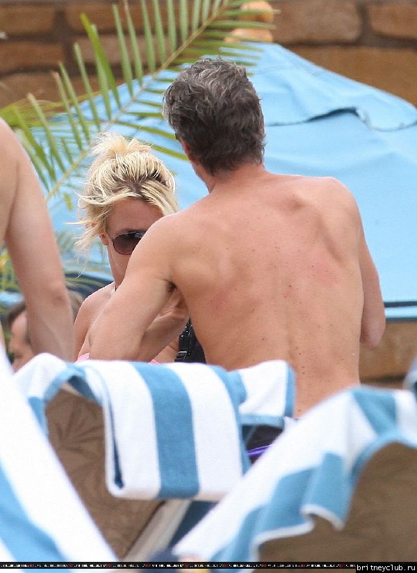 Бритни и Джейсон отдыхают у бассеина10.jpg(Бритни Спирс, Britney Spears)