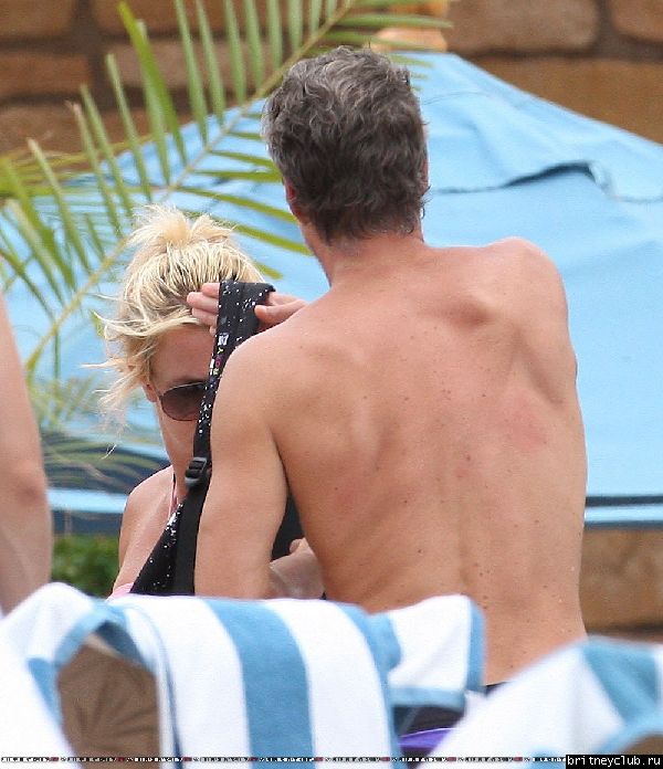 Бритни и Джейсон отдыхают у бассеина12.jpg(Бритни Спирс, Britney Spears)