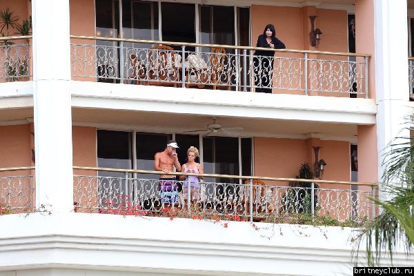 Бритни и Джейсон наблюдают за свадебной церемонией20.jpg(Бритни Спирс, Britney Spears)