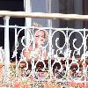 Бритни и Джейсон наблюдают за свадебной церемонией