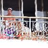 Бритни и Джейсон наблюдают за свадебной церемонией