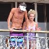 Бритни и Джейсон наблюдают за свадебной церемонией