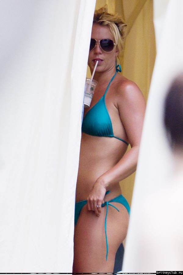 Бритни и Джейсон отдыхают в отеле036.jpg(Бритни Спирс, Britney Spears)