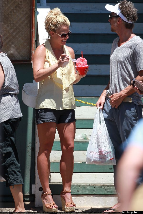 Бритни и Джейсон гуляют в Lahaina03.jpg(Бритни Спирс, Britney Spears)