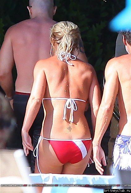 Бритни и Джейсон отдыхают у бассеина в Мауи 01.jpg(Бритни Спирс, Britney Spears)