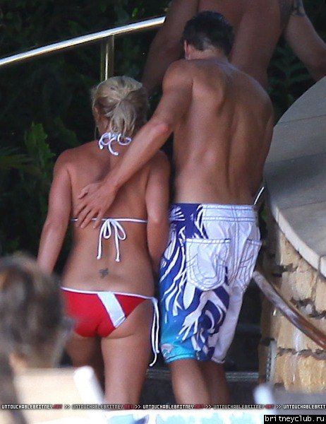 Бритни и Джейсон отдыхают у бассеина в Мауи 10.jpg(Бритни Спирс, Britney Spears)