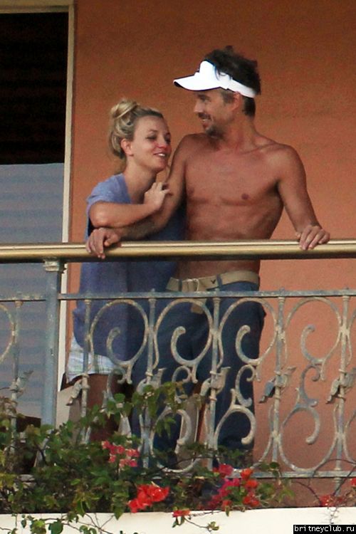 Бритни и Джейсон на балконе в отеле Oceanfront Resort01.jpg(Бритни Спирс, Britney Spears)