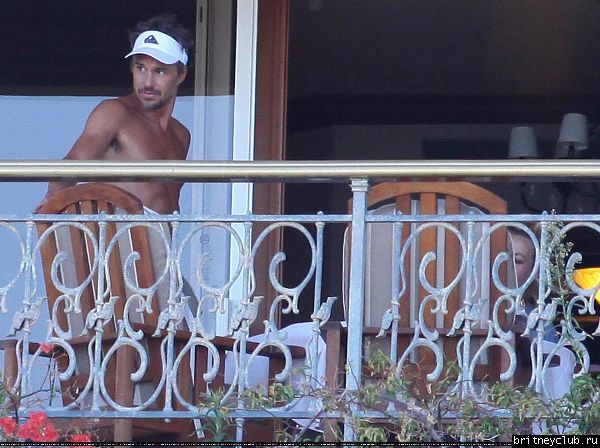 Бритни и Джейсон на балконе в отеле Oceanfront Resort12.jpg(Бритни Спирс, Britney Spears)