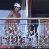 Бритни и Джейсон на балконе в отеле Oceanfront Resort