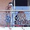 Бритни и Джейсон на балконе в отеле Oceanfront Resort