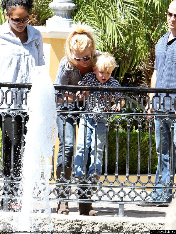 Бритни и Джейден в Калабасасе07.jpg(Бритни Спирс, Britney Spears)