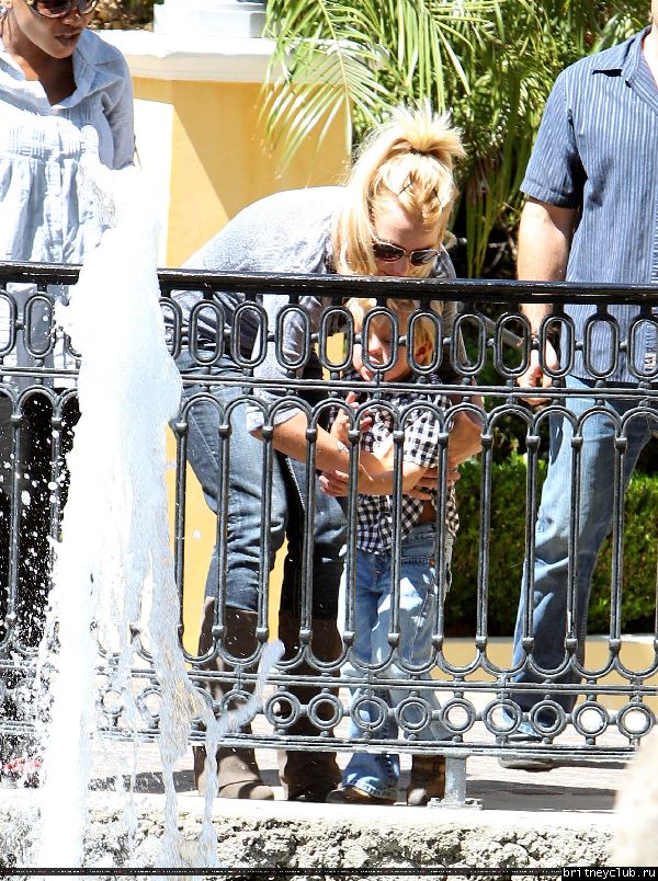 Бритни и Джейден в Калабасасе08.jpg(Бритни Спирс, Britney Spears)