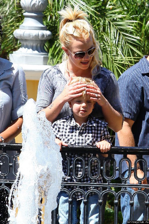 Бритни и Джейден в Калабасасе19.jpg(Бритни Спирс, Britney Spears)