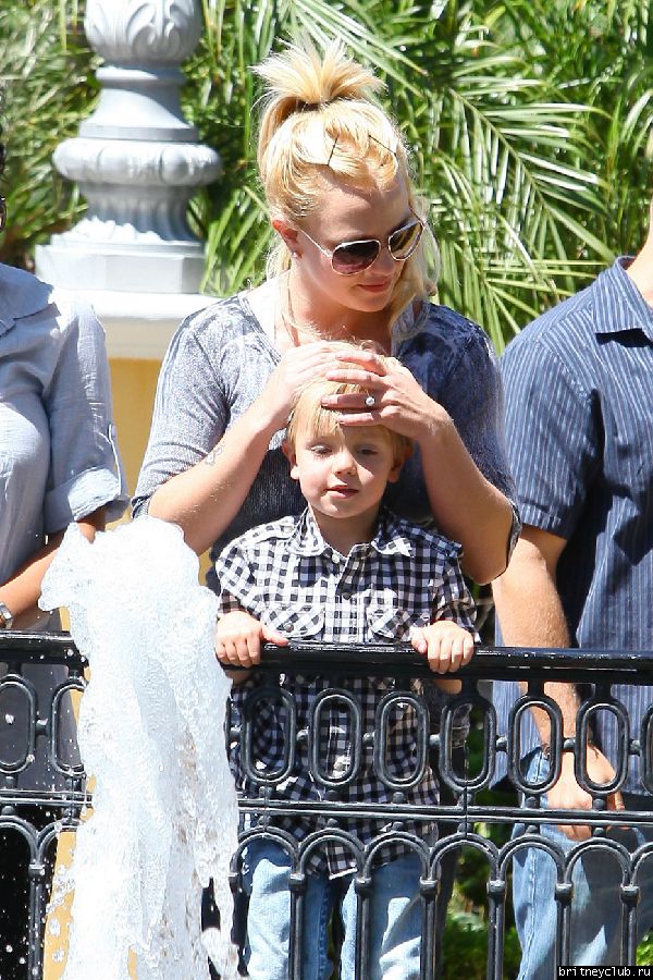 Бритни и Джейден в Калабасасе21.jpg(Бритни Спирс, Britney Spears)