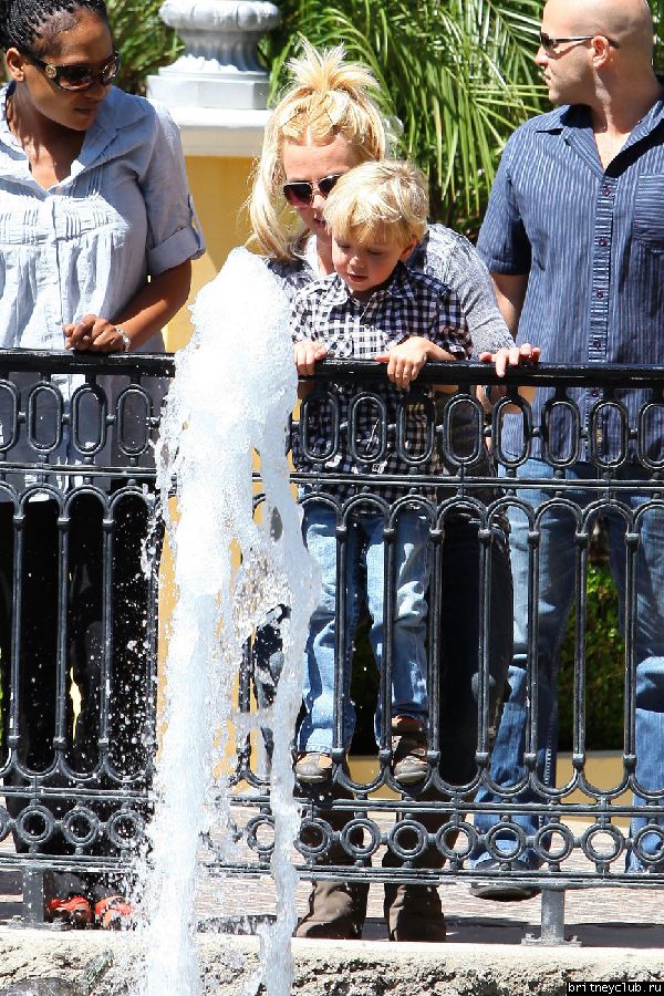 Бритни и Джейден в Калабасасе23.jpg(Бритни Спирс, Britney Spears)