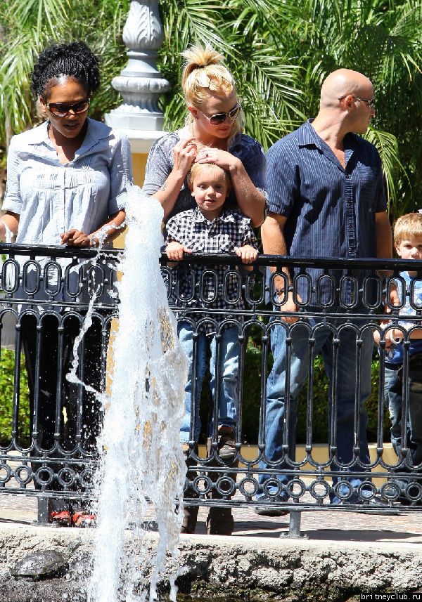 Бритни и Джейден в Калабасасе24.jpg(Бритни Спирс, Britney Spears)