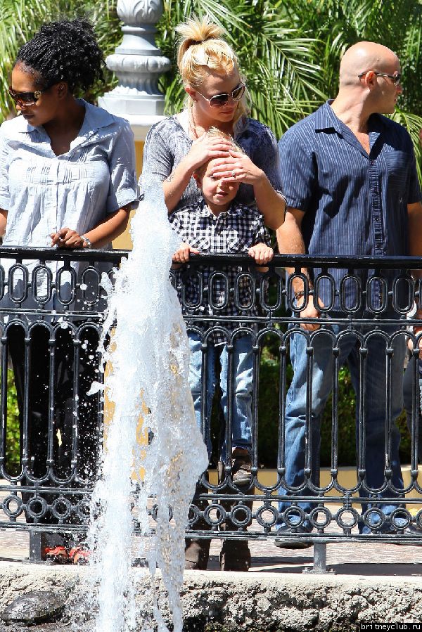 Бритни и Джейден в Калабасасе28.jpg(Бритни Спирс, Britney Spears)