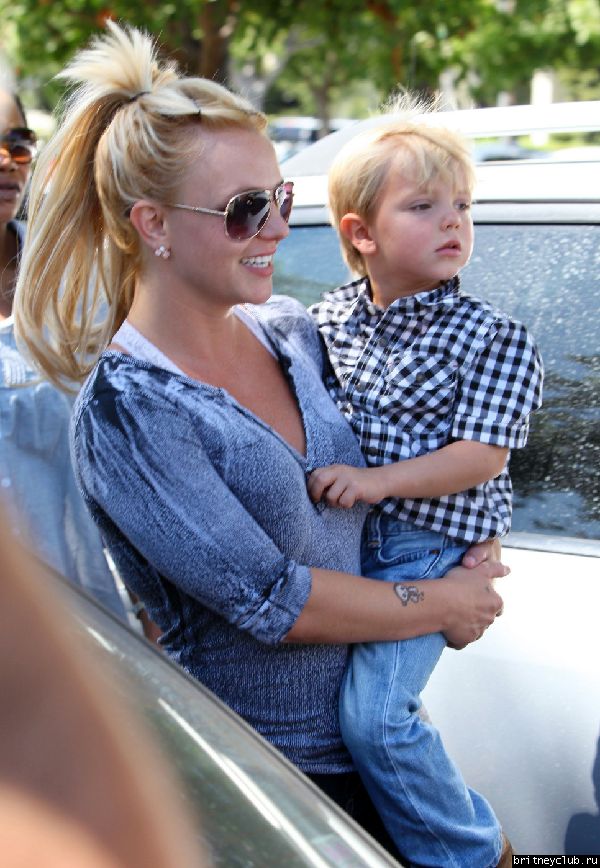 Бритни и Джейден в Калабасасе31.jpg(Бритни Спирс, Britney Spears)