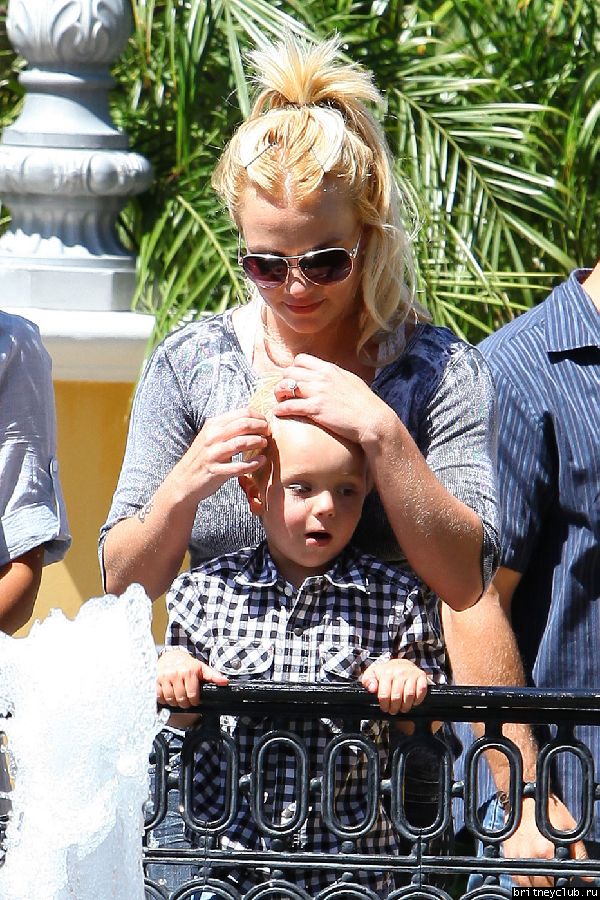 Бритни и Джейден в Калабасасе32.jpg(Бритни Спирс, Britney Spears)