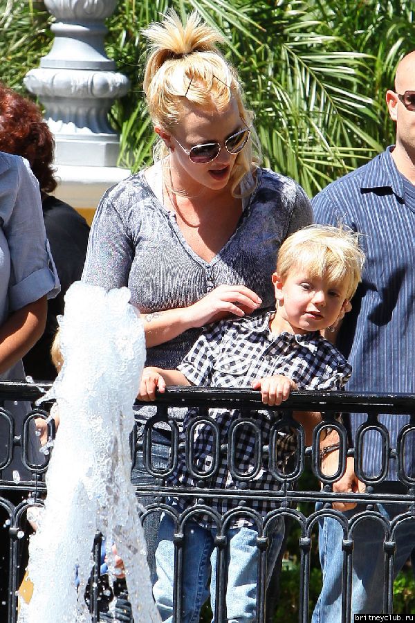 Бритни и Джейден в Калабасасе42.jpg(Бритни Спирс, Britney Spears)