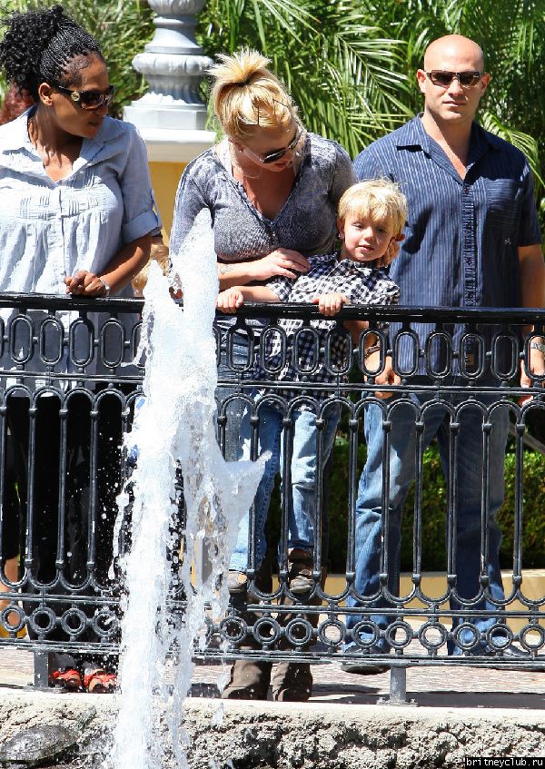 Бритни и Джейден в Калабасасе44.jpg(Бритни Спирс, Britney Spears)