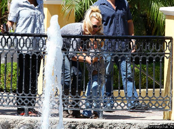 Бритни и Джейден в Калабасасе48.jpg(Бритни Спирс, Britney Spears)