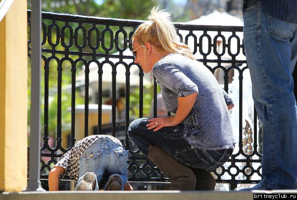 Бритни и Джейден в Калабасасе50.jpg(Бритни Спирс, Britney Spears)