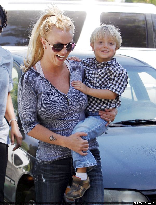 Бритни и Джейден в Калабасасе54.jpg(Бритни Спирс, Britney Spears)