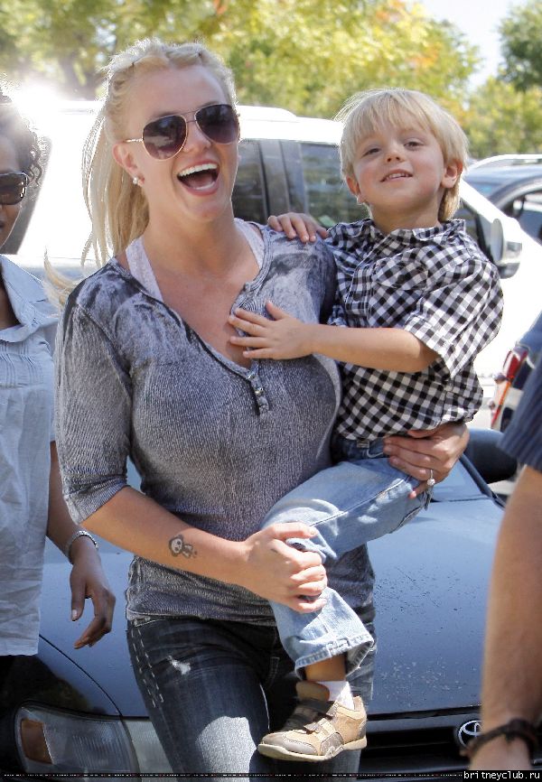 Бритни и Джейден в Калабасасе56.jpg(Бритни Спирс, Britney Spears)