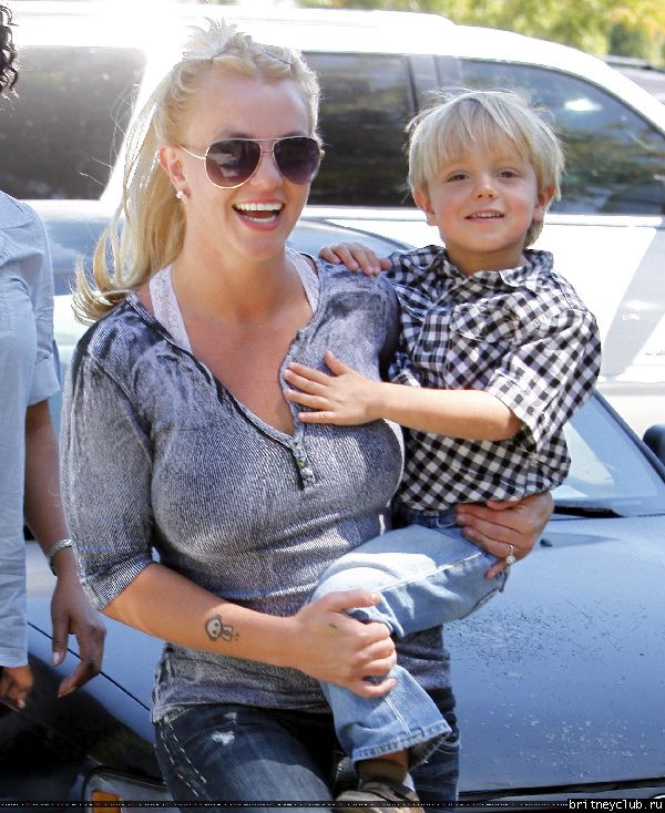 Бритни и Джейден в Калабасасе58.jpg(Бритни Спирс, Britney Spears)