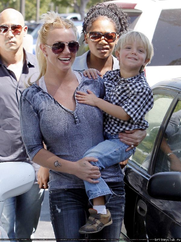 Бритни и Джейден в Калабасасе59.jpg(Бритни Спирс, Britney Spears)