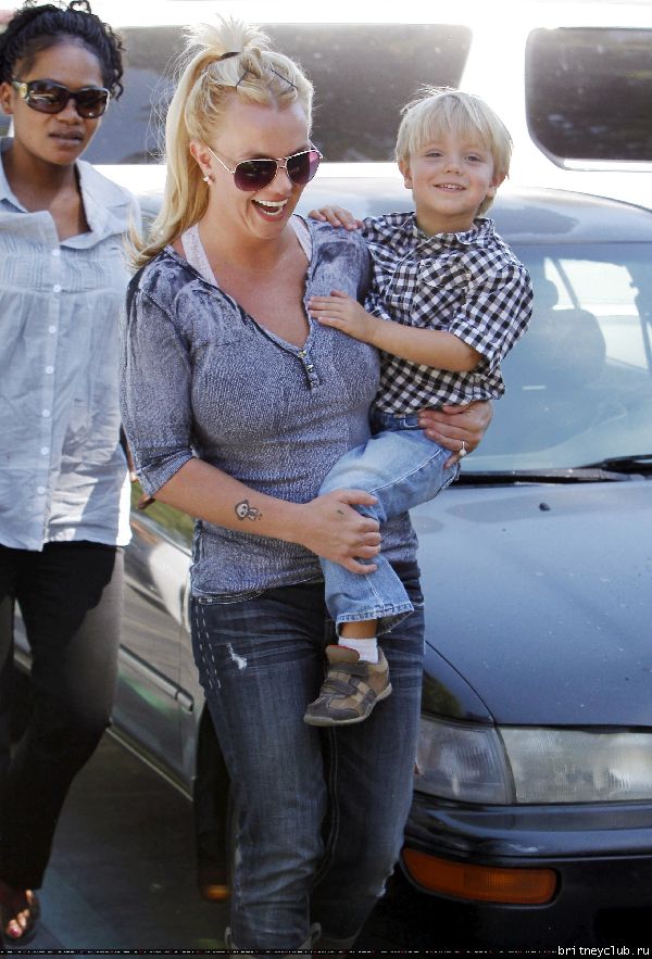 Бритни и Джейден в Калабасасе61.jpg(Бритни Спирс, Britney Spears)