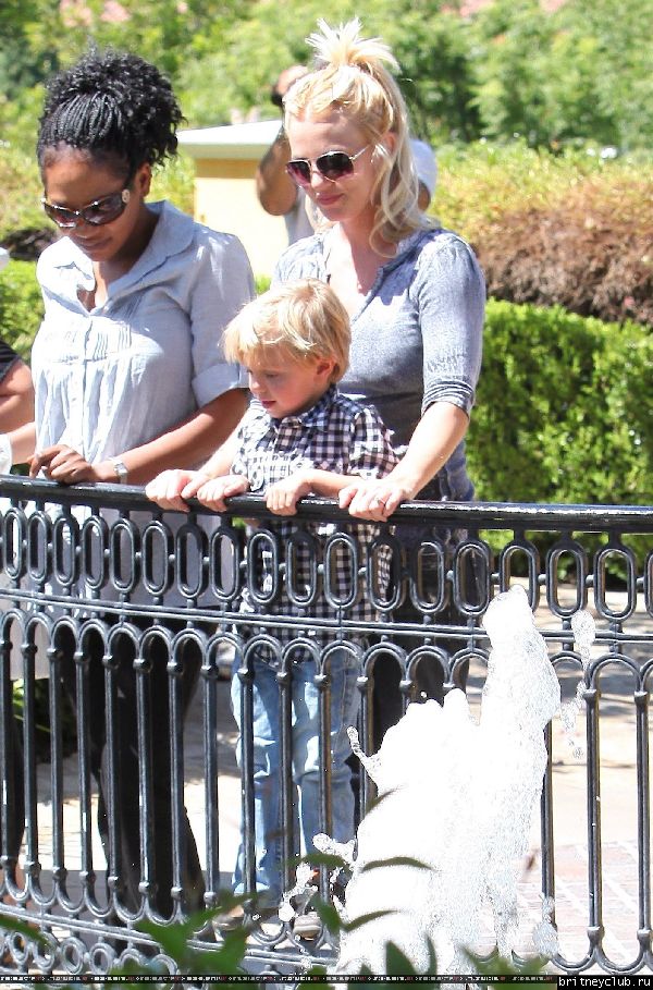 Бритни и Джейден в Калабасасе93.jpg(Бритни Спирс, Britney Spears)