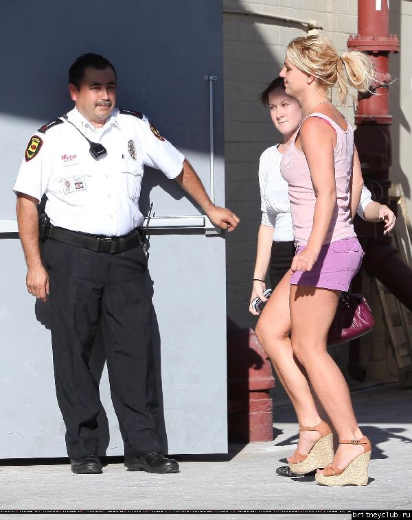 Бритни с детьми в Вудленд-Хиллз07.jpg(Бритни Спирс, Britney Spears)