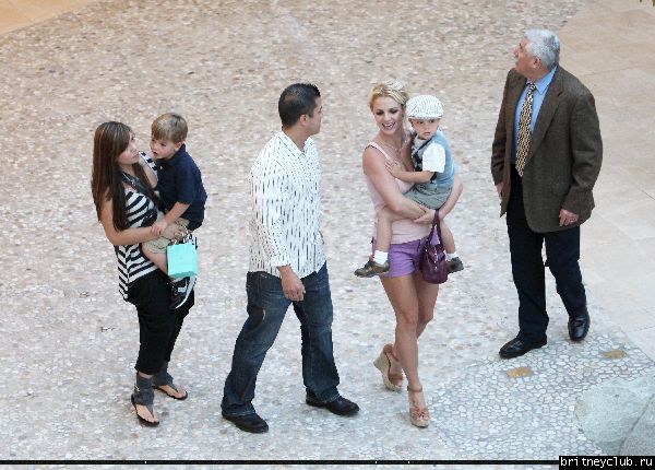 Бритни с детьми в Вудленд-Хиллз09.jpg(Бритни Спирс, Britney Spears)