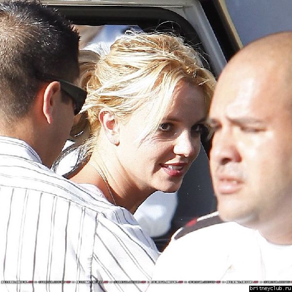 Бритни с детьми в Вудленд-Хиллз52.jpg(Бритни Спирс, Britney Spears)